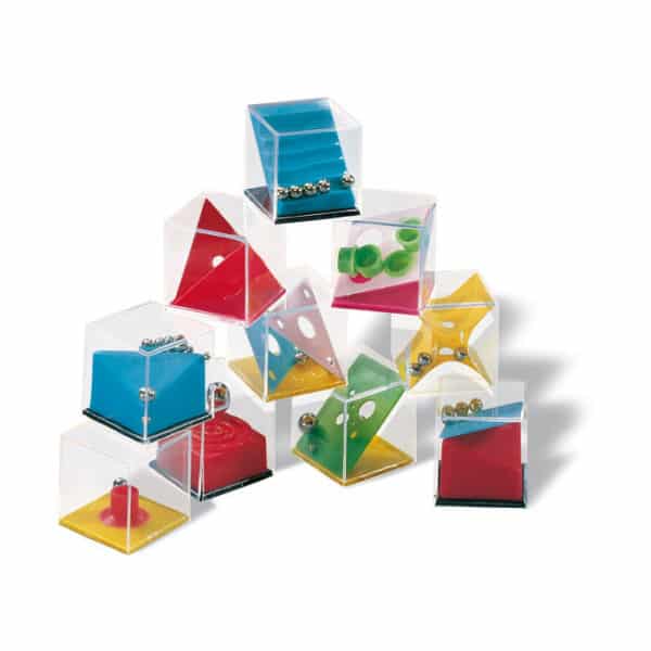 Diversi giochi di abilità in cubi plastica
