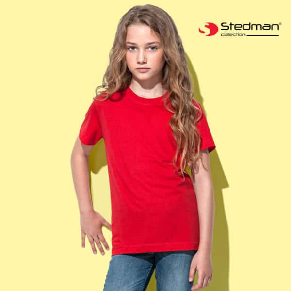 Bambina su sfondo giallo con tshirt rossa manica corta 100% cotone