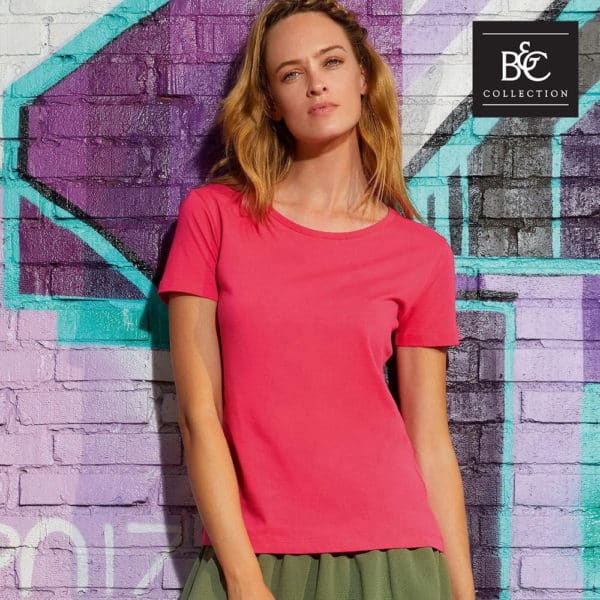 Donna con tshirt in cotone organico maniche corte a girocollo di colore rosso