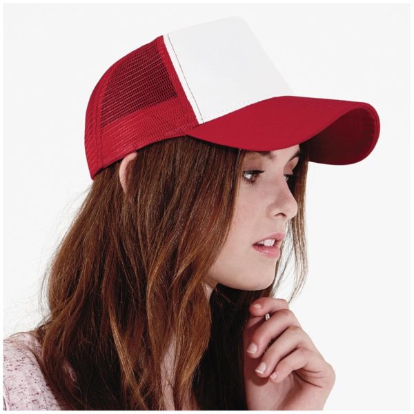 Ragazza con cappellino a 5 cinque pannelli con visiera precurvata di colore rosso e bianco