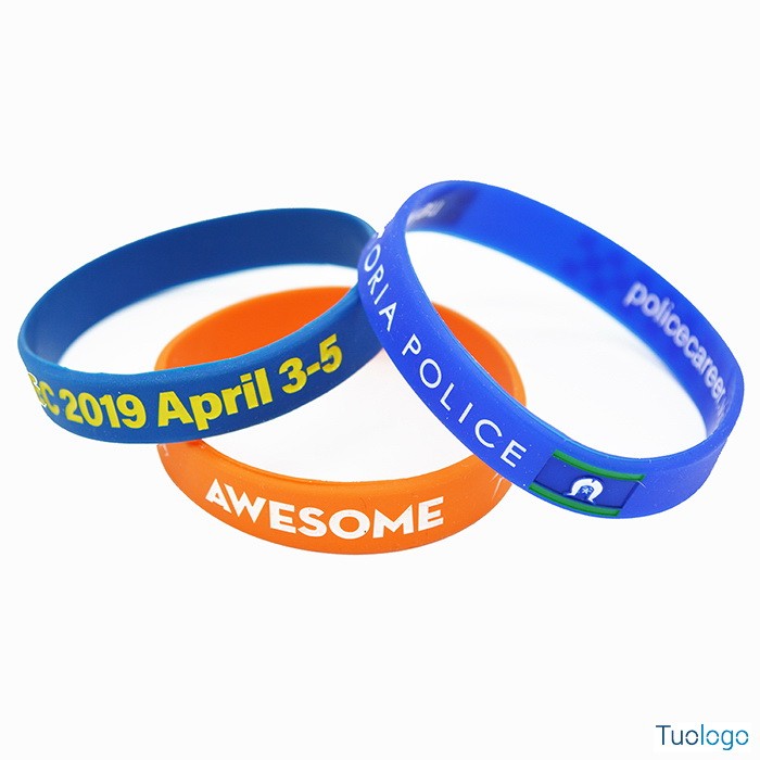 Tre braccialetti con loghi e colori diversi