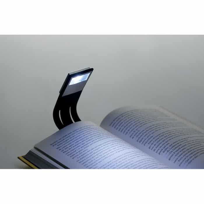 Luce led nera con corpo flessibile attaccata ad un libro