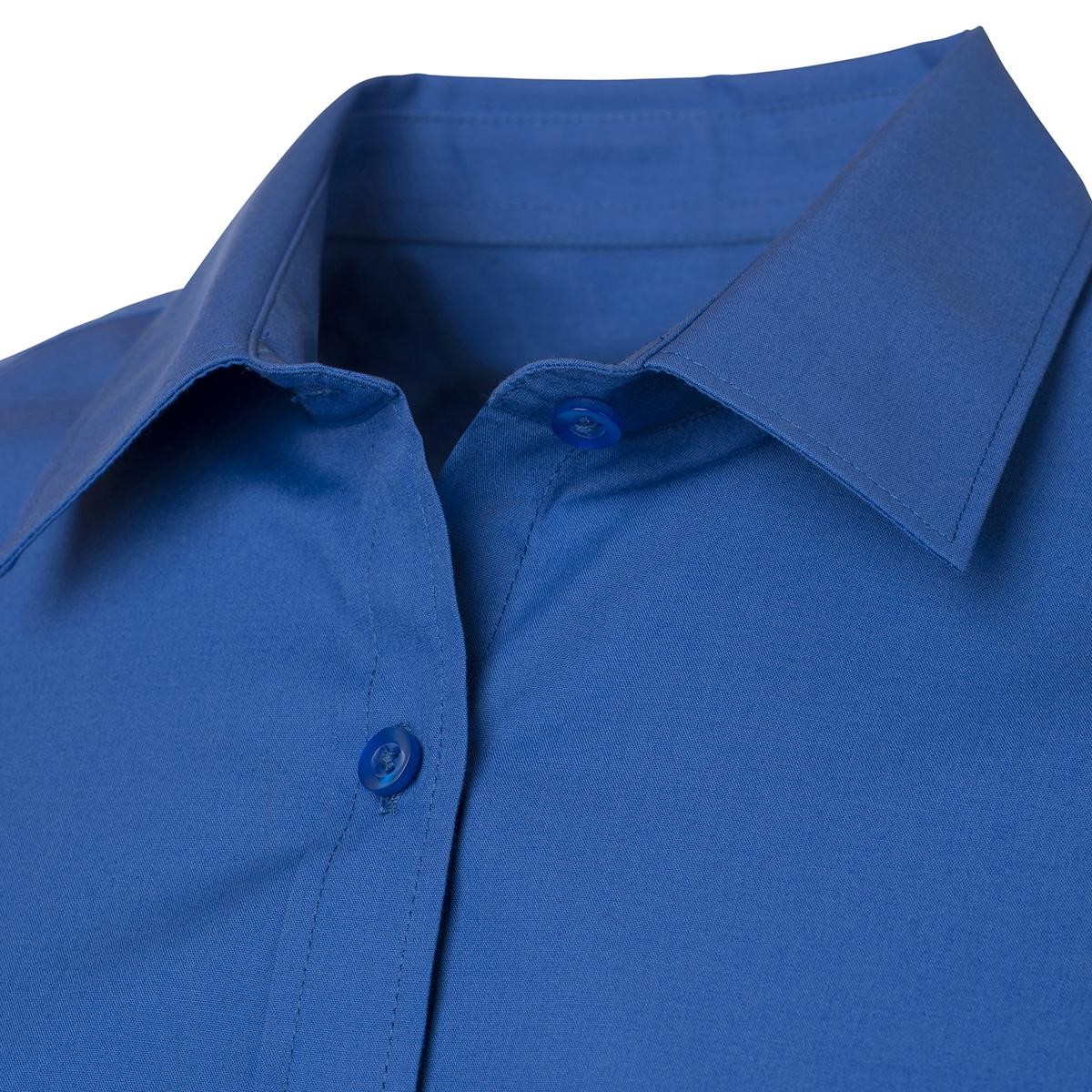 Dettaglio colletto e bottone camicia blu royal