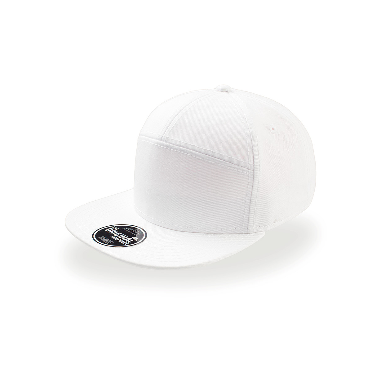 Cappellino visiera piatta bianco in cotone su sfondo bianco