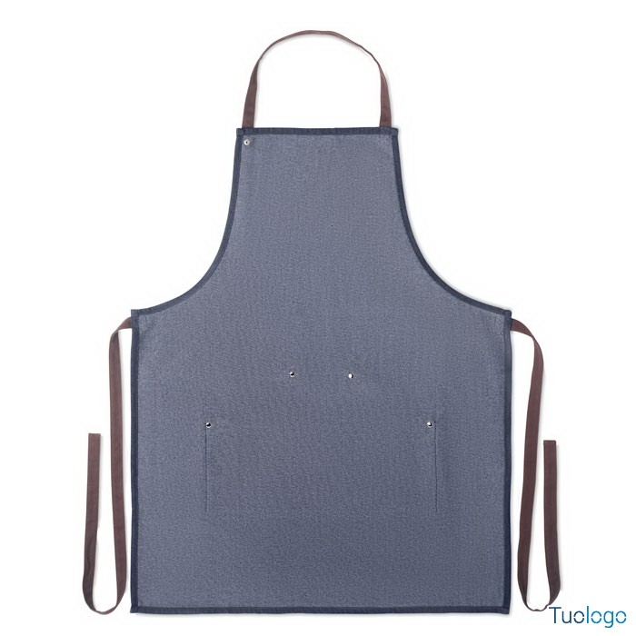 Dettaglio retro grembiule color jeans con doppia tasca centrale