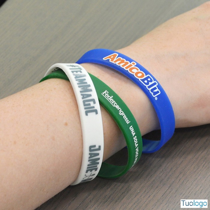 Tre braccialetti con loghi e colori diversi