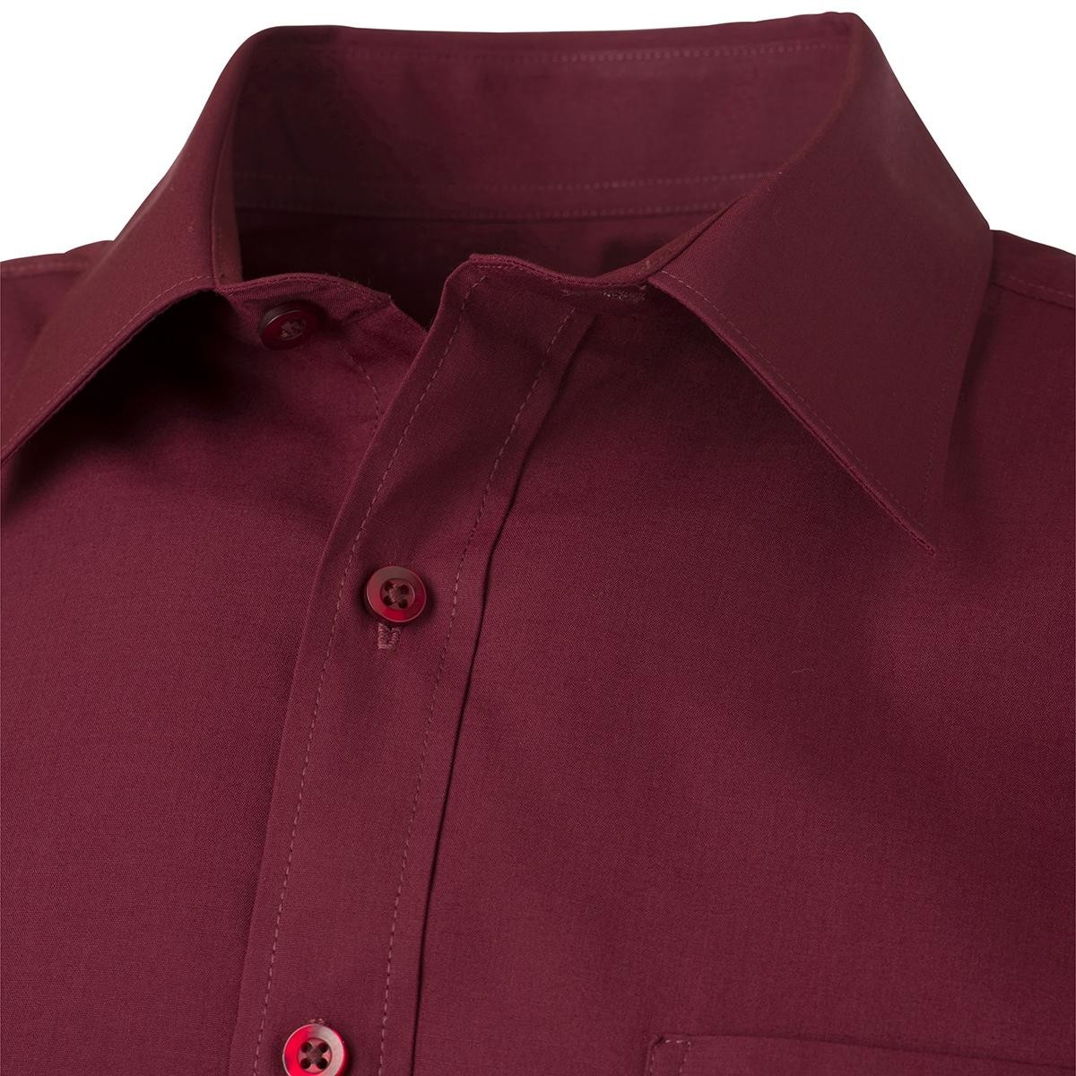 Dettaglio colletto e bottoni della camicia da uomo colore Wine