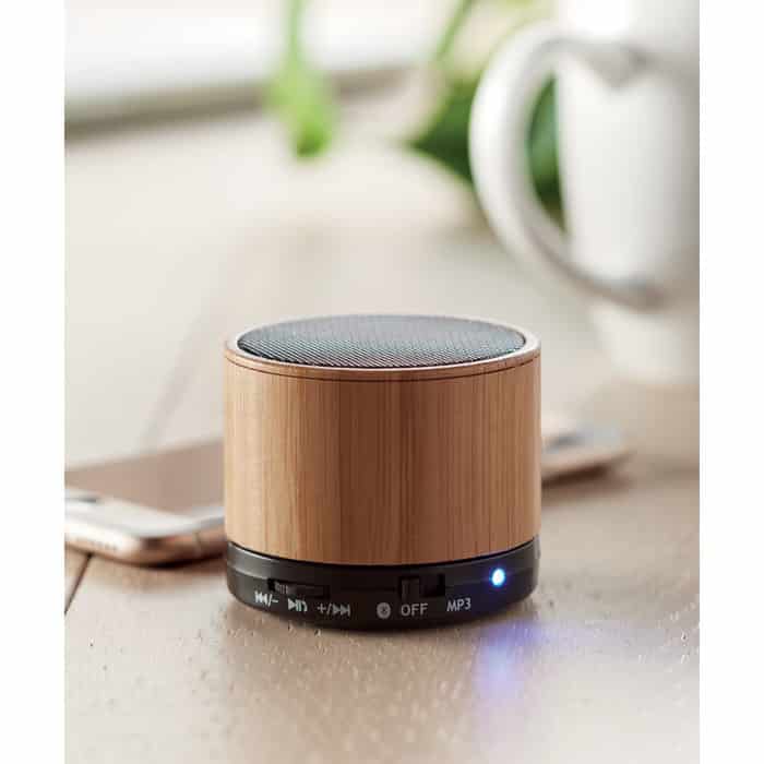 Speaker in abs e bamboo con led su un tavolo