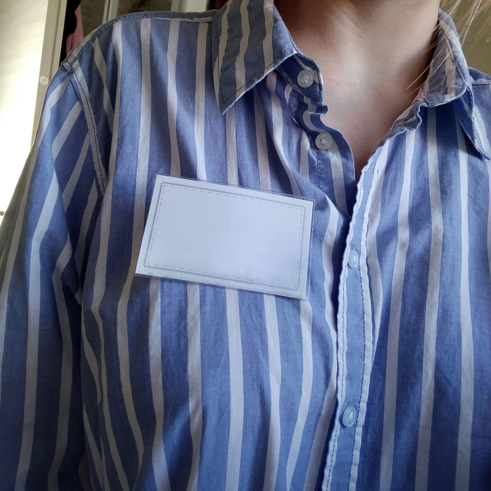 Donna con porta badge bianco con spilla di metallo