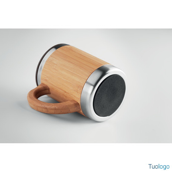 Dettaglio tazza in bamboo con beccuccio girevole