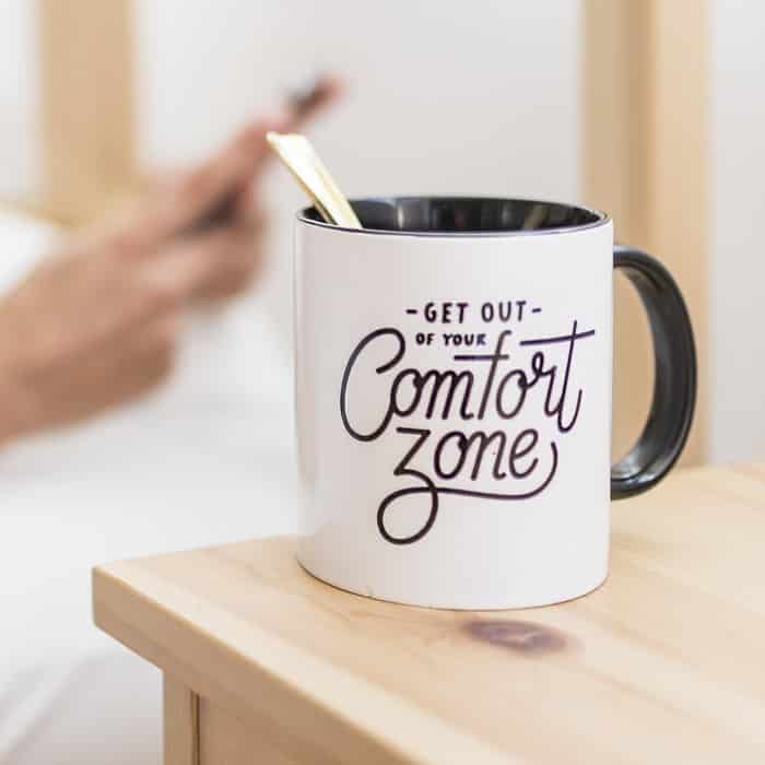 Tazza in ceramica bianca con interno e manico nero con logo