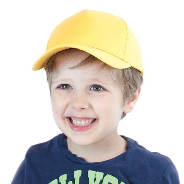 Bambino con cappellino giallo con visiera