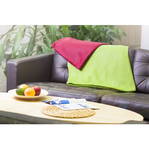 Coperta in pile rossa e verde su un divano