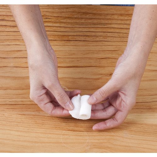 Mani che tengono salvietta