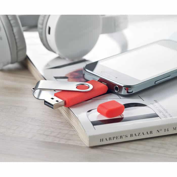 Chiavetta usb e micro usb arancione con chiusura protettiva in metallo collegata a uno smartphone