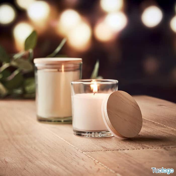 Due candele profumate dentro vasetti di vetro con tappi in bamboo