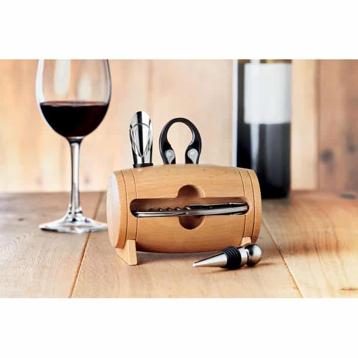 Set da vino in legno a forma di botte su un tavolo