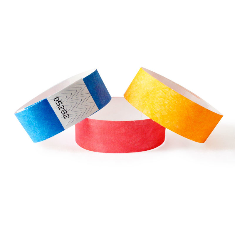 Tre braccialetti in tyvec di colori diversi