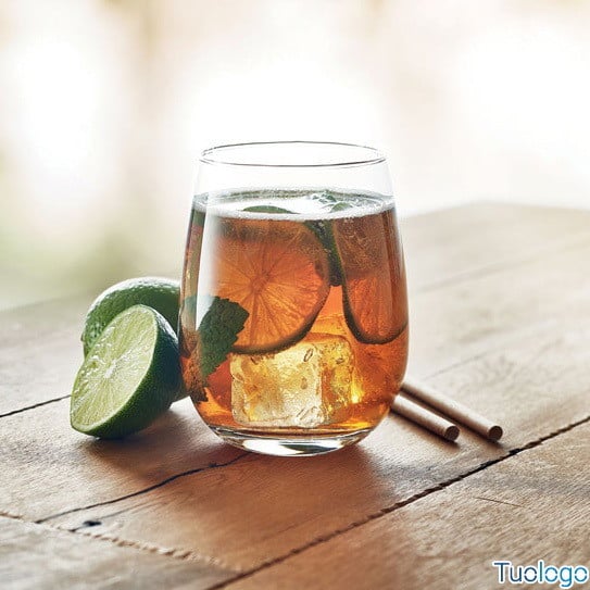 Bicchiere in vetro su un tavolo