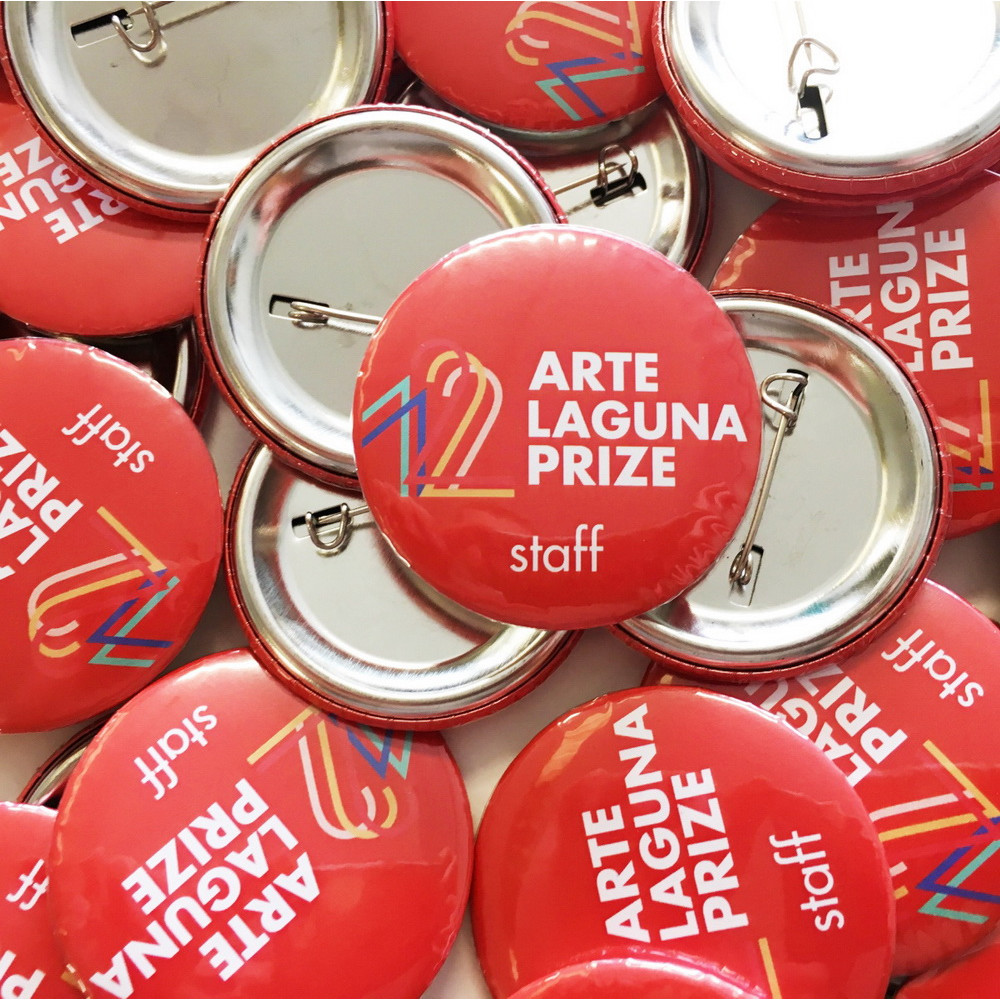 piccola quantità di spille in latta rotonde personalizzate a colori