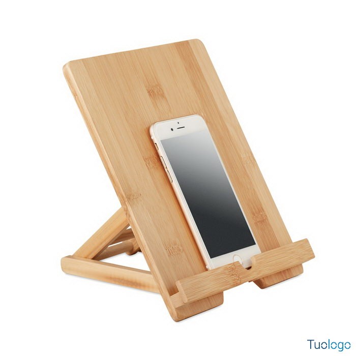 Smartphone sopra sostegno in bamboo su sfondo bianco