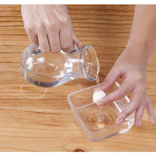 Set da dieci salviette dentro contenitor di plastica bianco