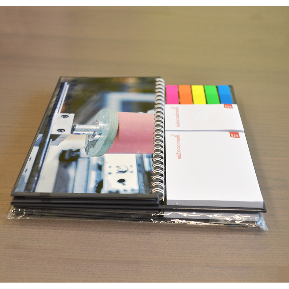 Calendario da scrivania con due blocchi da cinquanta fogli e venti segnapagina su un tavolo