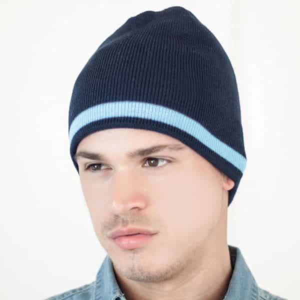 Primo piano di ragazzo con camicia e berretto blu senza risvolto e fascia contrasto azzurra