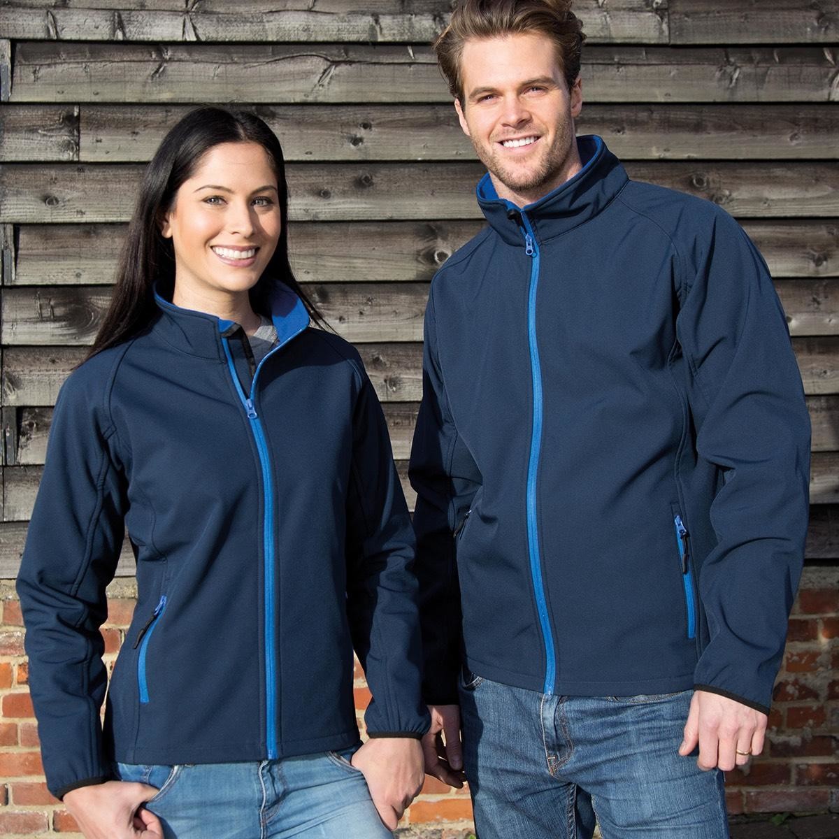 Uomo e donna con giacca traspirante blu con interno in micropile e tasche laterali con zip 100% poliestere