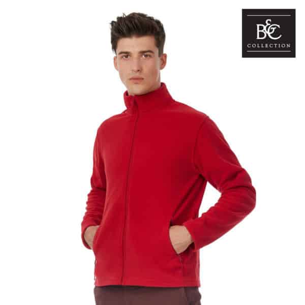 Ragazzo con pile rosso con zip centrale