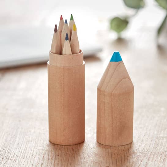 Set da sei matite colorate contenute dentro astuccio in legno a forma di matita