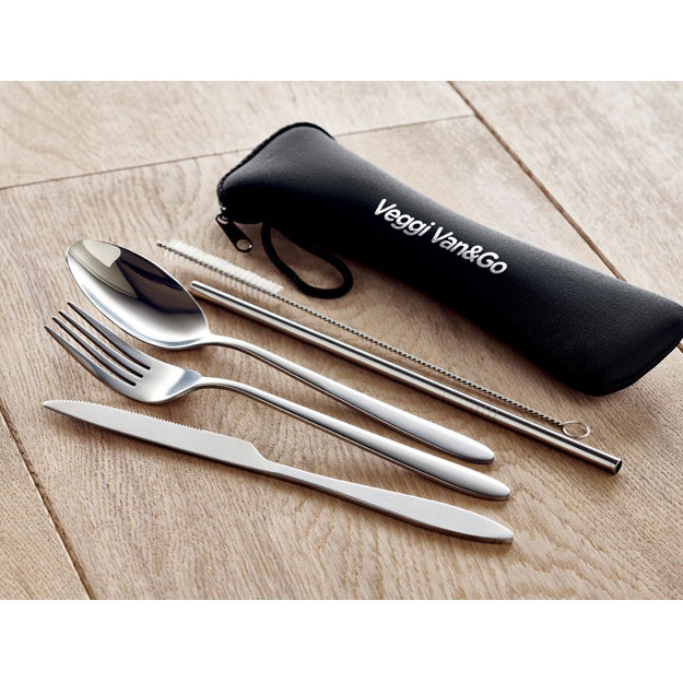 Posate in acciaio inossidabile in sacchetto nero di neoprene con logo