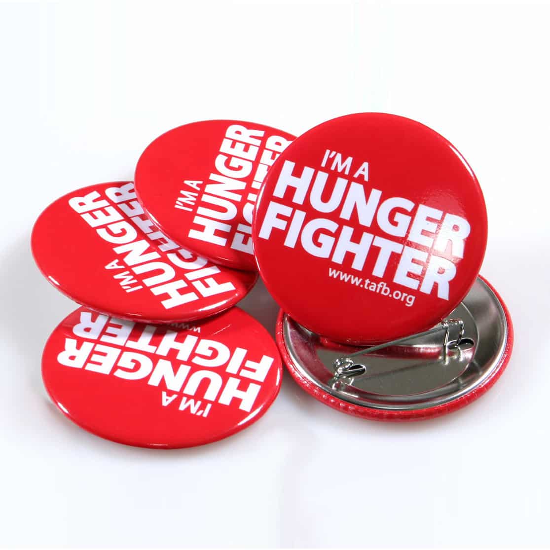 piccola quantità di spille in latta rotonde personalizzate rosse con scritta bianca