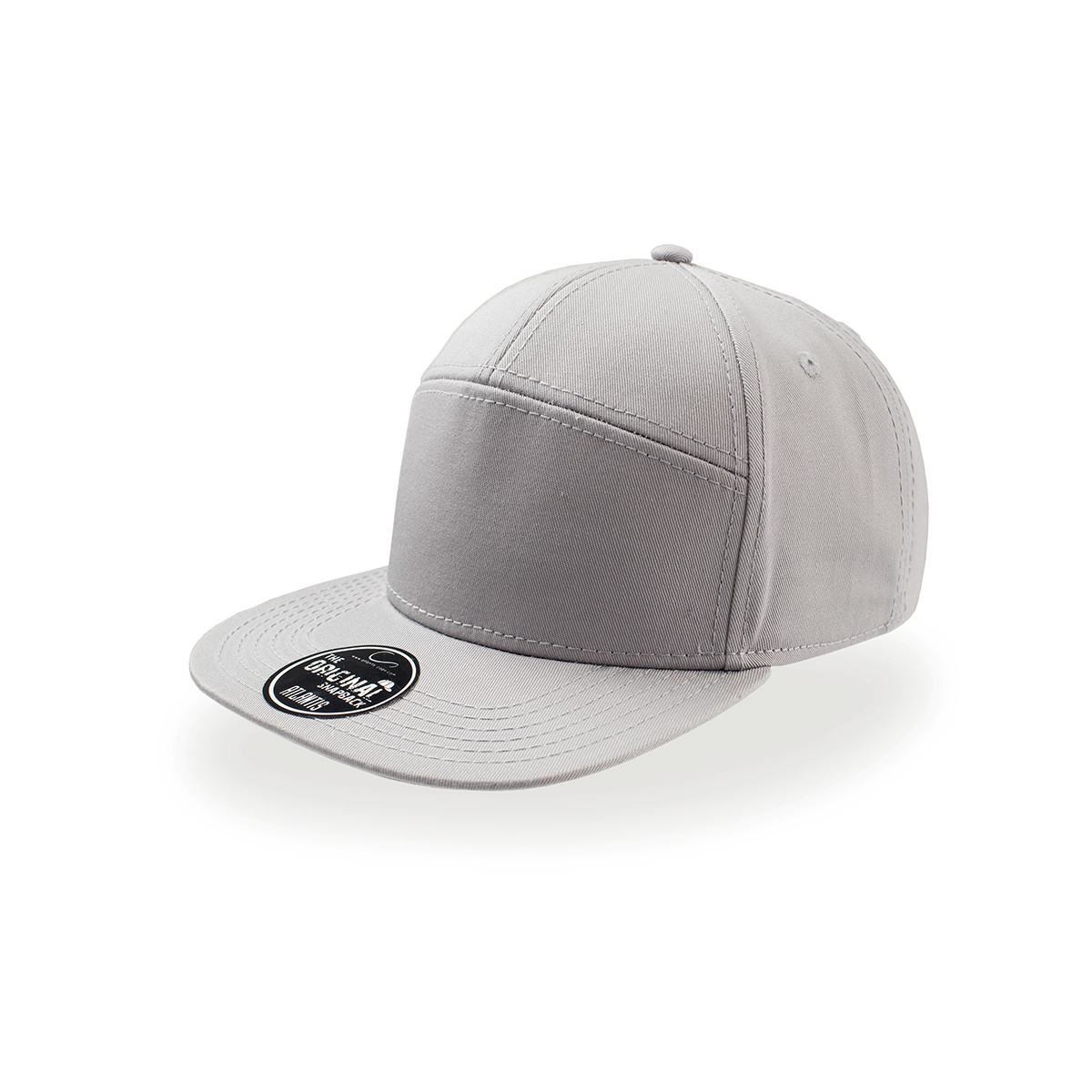 Cappellino visiera piatta grigio in cotone su sfondo bianco