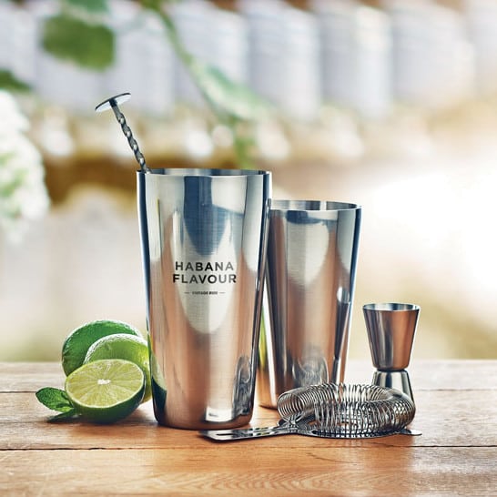 Set cocktail in acciaio inox su un tavolo