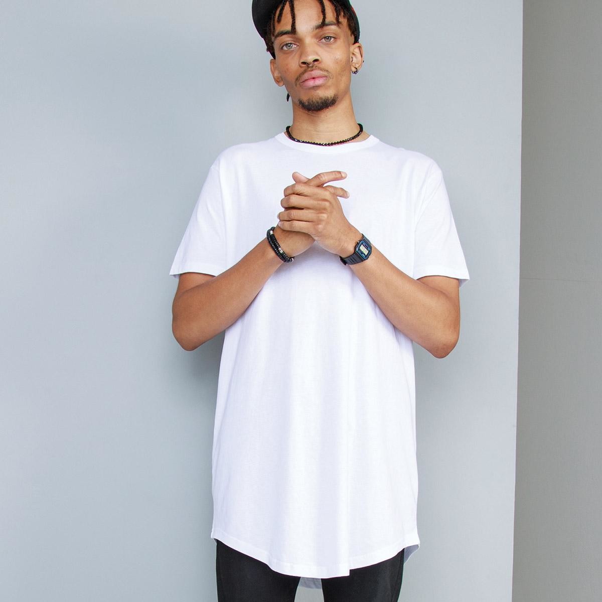 Ragazzo che indossa tshirt bianca a manica corta girocollo, extra lunga con orlo arrotondato