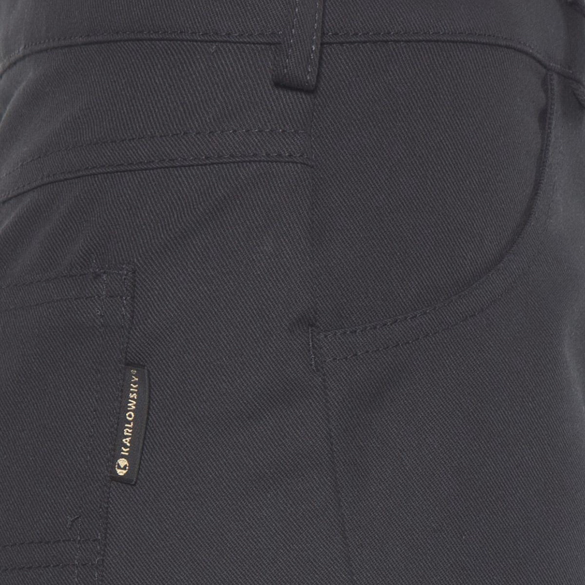 Dettaglio tasca laterale di pantalone da cuoco donna nero