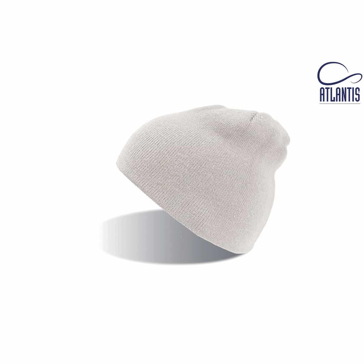 Berretto a maglia bianco senza risvolto su sfondo bianco