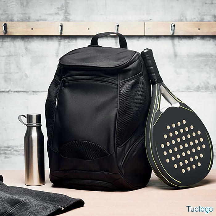 Zaino nero con spallacci, maniglia e tasche con zip vicino a borraccia e racchetta da padel