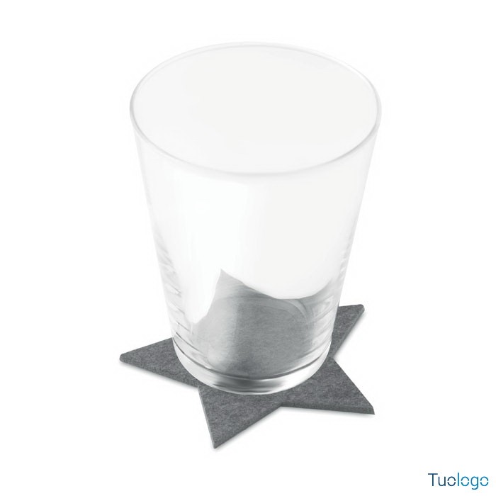 Sottobicchiere grigio scuro a forma di stella con sopra bicchiere di vetro