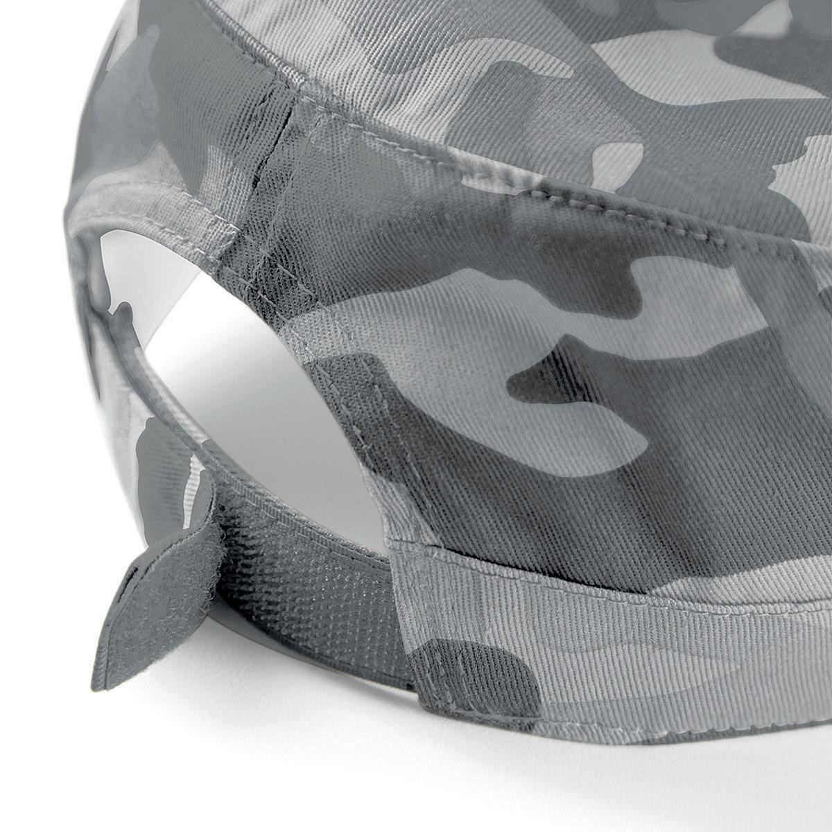 Dettaglio cappellino della chiusura con velcro e visiera di colore camouflage tinte grigie