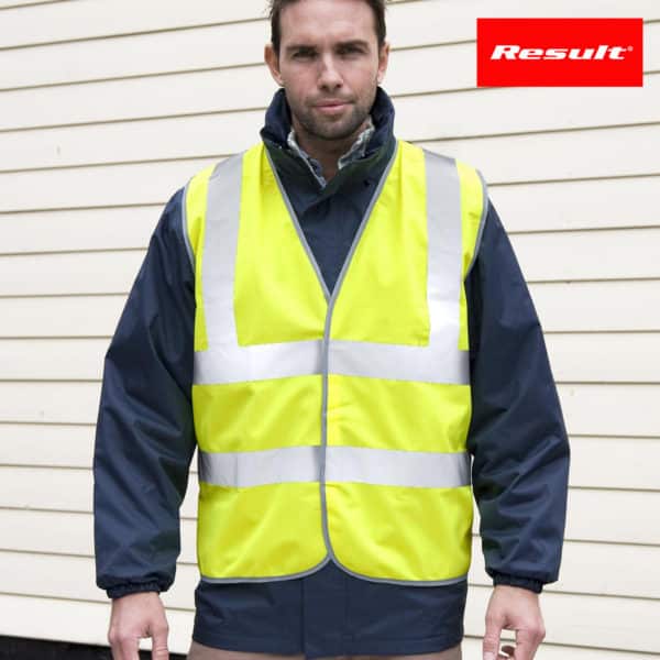 Uomo con giacca gialla con strisce di sicurezza verticali e orizzontali con doppia tasca e chiusura in velcro 100% poliestere