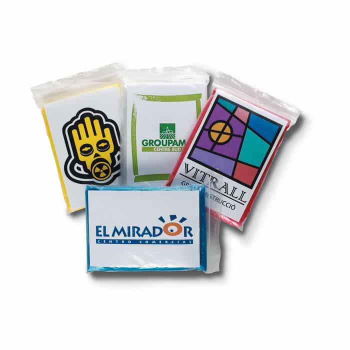 quattro confezioni in plastica con logo