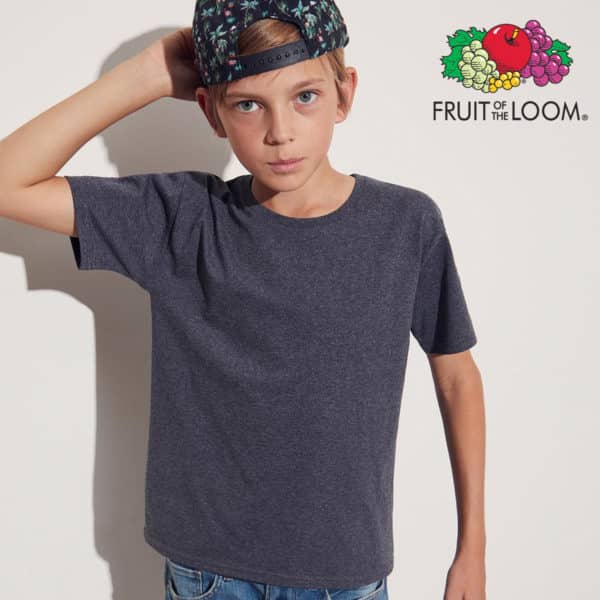 Bambino con tshirt blu e jeans, cappello a tema floreale indossato al rovescio