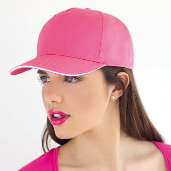 Donna con cappello rosa con visiera