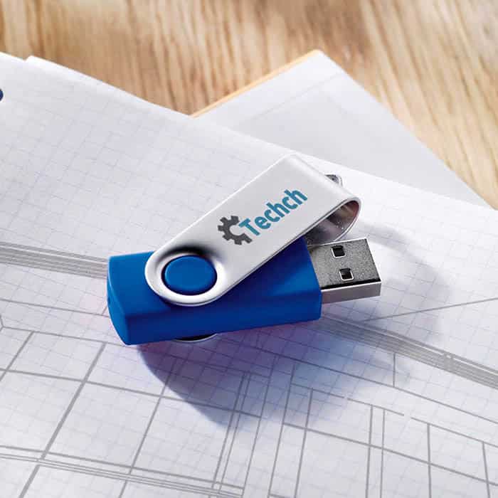 Chiavetta usb azzurra con chiusura protettiva in metallo sopra un tavolo