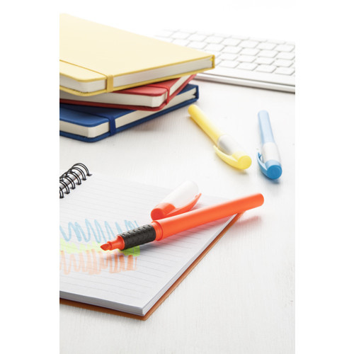 Evidenziatore arancione con tappo e impugnatura in gomma sopra scrivania