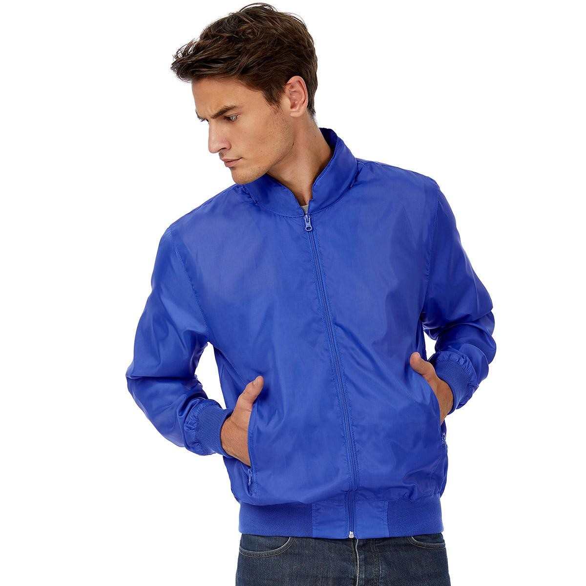 Uomo con giacca blu traspirante con cappuccio e tasche con zip 100% poliestere