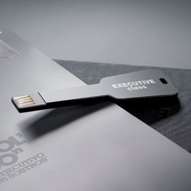 Chiavetta usb nera in alluminio a forma di chiave su un tavolo