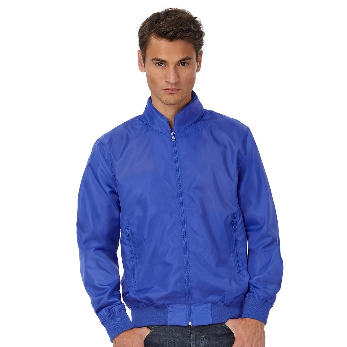 Uomo con giacca blu traspirante con cappuccio e tasche con zip 100% poliestere